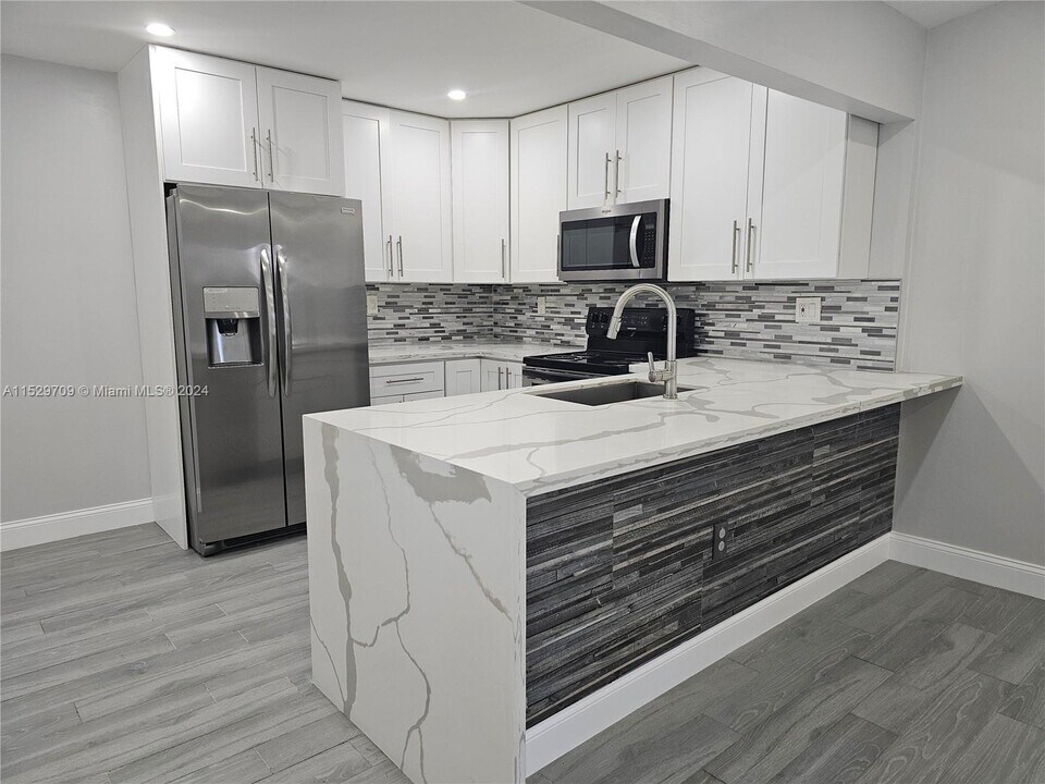 455 NE 210th Cir Terrace-Unit -202-18 in Miami, FL - Building Photo