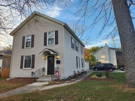 122 Dole Ave in Crystal Lake, IL - Building Photo