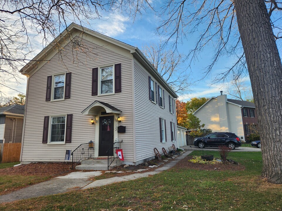 122 Dole Ave in Crystal Lake, IL - Building Photo