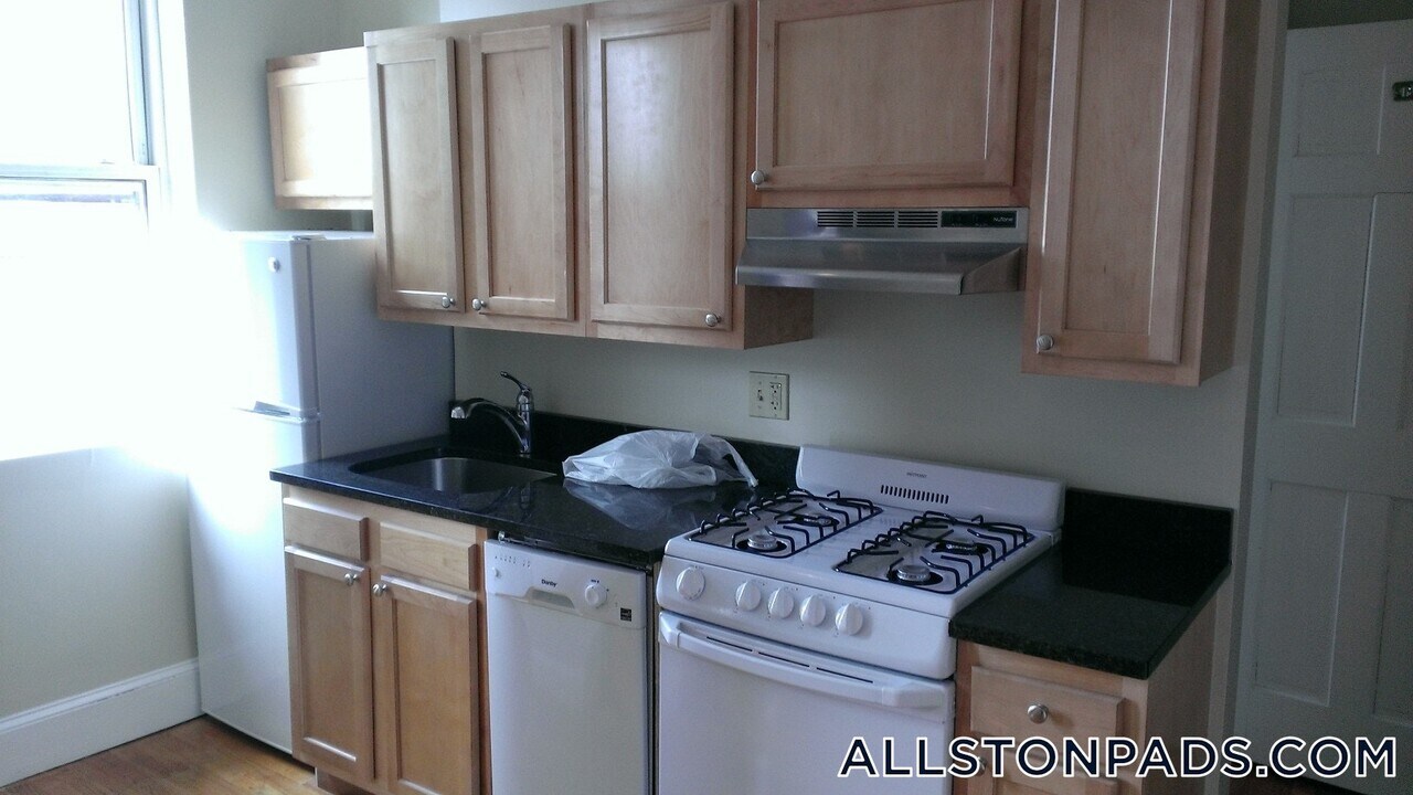 1197 Commonwealth Ave in Boston, MA - Building Photo