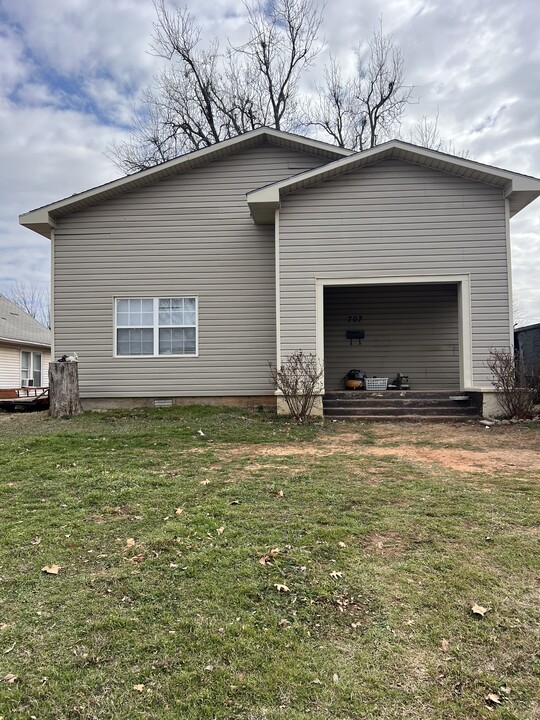 707 S 12th St in Chickasha, OK - Building Photo