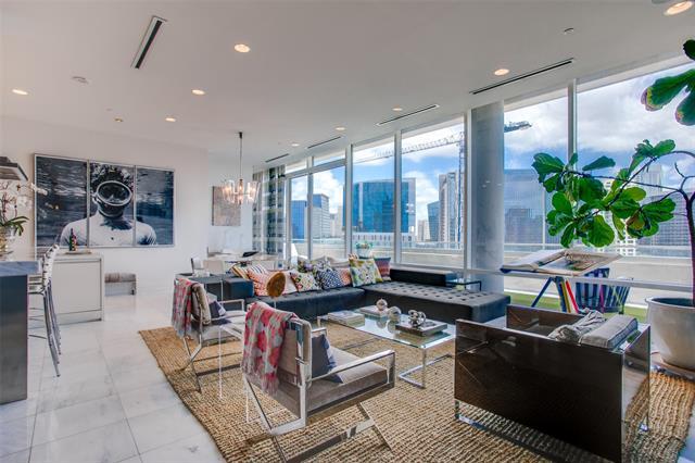 2408 Victory Park Ln in Dallas, TX - Building Photo - Building Photo