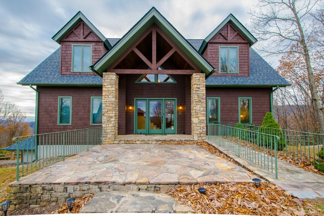 6 S Songbird Ct in Hendersonville, NC - Building Photo