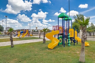 Falls of Alta Vista in Pasadena, TX - Foto de edificio - Building Photo