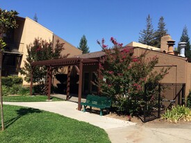 College Grove Apartments in Sacramento, CA - Foto de edificio - Building Photo