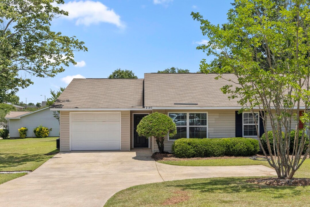 2107 Henderson Dr in Opelika, AL - Building Photo