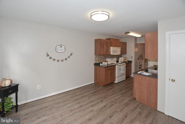 8323 Stationhouse Ct in Lorton, VA - Building Photo - Building Photo