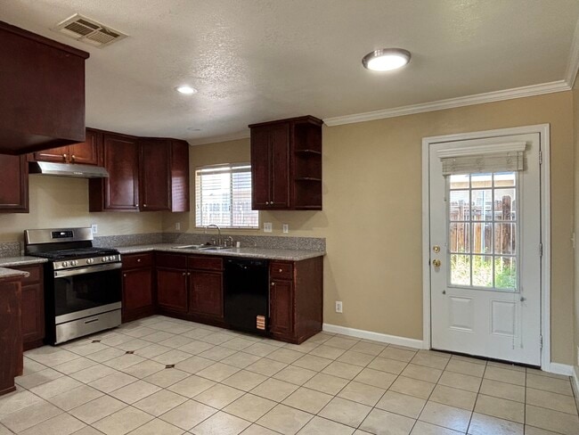 12991 Kiowa Rd, Unit 2 in Apple Valley, CA - Building Photo - Building Photo