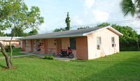 The Pines Apartments in Riviera Beach, FL - Foto de edificio - Building Photo