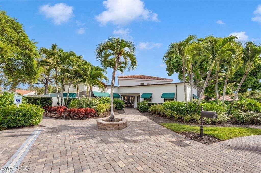 551 Beachwalk Cir in Naples, FL - Foto de edificio
