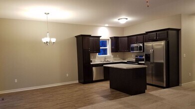 2033 Mackinaw Dr in Iowa City, IA - Building Photo - Building Photo