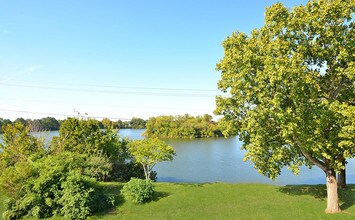 The Madison on the Lake in Houston, TX - Building Photo - Building Photo