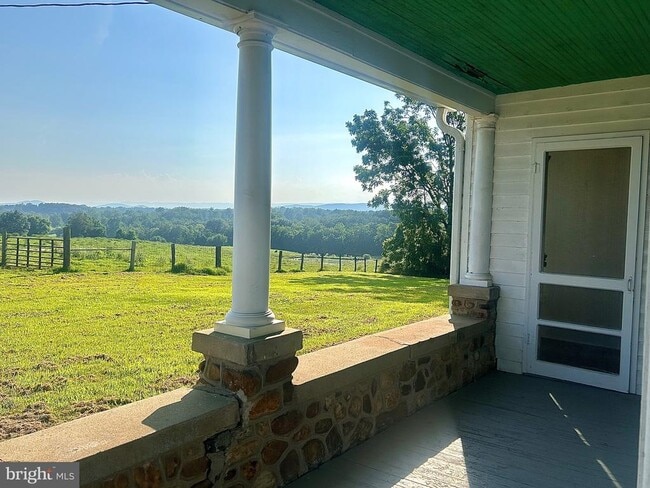 3562 St Luke Rd in Woodstock, VA - Foto de edificio - Building Photo