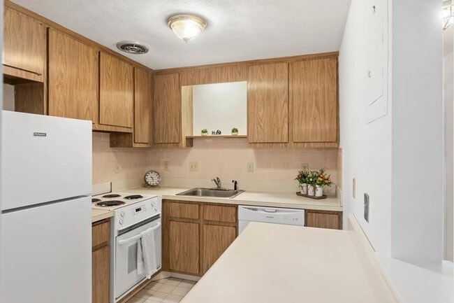 1325 Worcester Rd in Framingham, MA - Foto de edificio - Building Photo