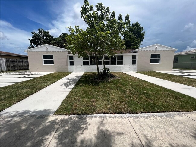 27 NE 5th Ave in Hialeah, FL - Building Photo - Building Photo