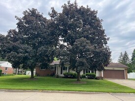 87 Carter Dr in Troy, MI - Building Photo