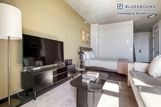 150 N Ashland Ave in Chicago, IL - Building Photo - Building Photo