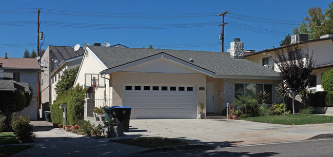 727 E Magnolia Blvd in Burbank, CA - Building Photo - Building Photo