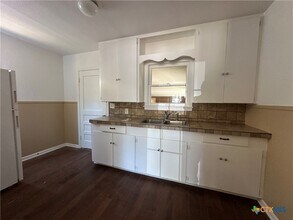 726 E Humphreys St in Seguin, TX - Building Photo - Building Photo