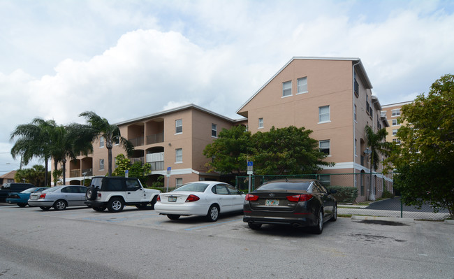 The Courtyards on Flagler in West Palm Beach, FL - Foto de edificio - Building Photo