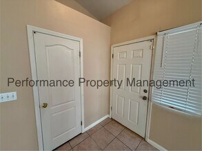 7217 Silver Spray Ave in Bakersfield, CA - Building Photo - Building Photo