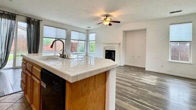 1536 Alicia Way in Sacramento, CA - Building Photo - Building Photo