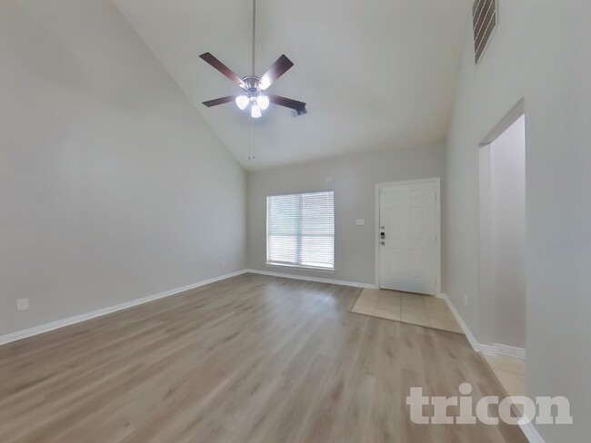 21214 Peachvine Ln, Unit 108 in Tomball, TX - Foto de edificio - Building Photo