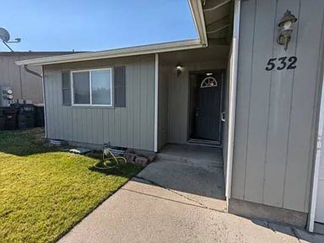 530-532 NE Larch Ave in Redmond, OR - Building Photo - Building Photo