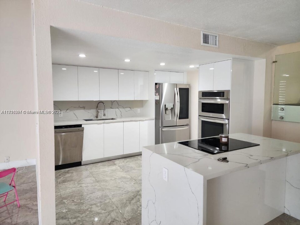 11130 N Lakeview Dr in Pembroke Pines, FL - Building Photo