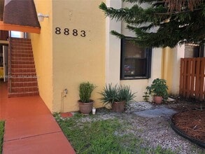 8883 Fontainebleau Blvd, Unit 101-A in Miami, FL - Building Photo - Building Photo