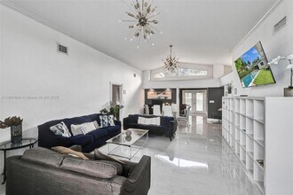 2590 NE 200th St in Miami, FL - Building Photo - Building Photo