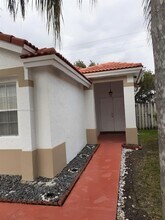 32 Gables Blvd in Weston, FL - Foto de edificio - Building Photo