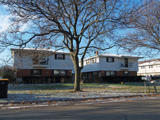 12215 Dearbourn Ave in Wauwatosa, WI - Foto de edificio - Building Photo