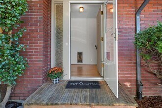 8650 SW Canyon Ln in Portland, OR - Building Photo - Building Photo