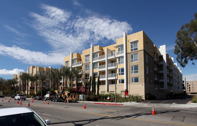Ascent at Warner Center in Woodland Hills, CA - Foto de edificio - Building Photo