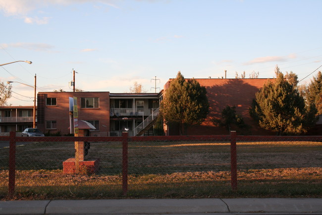 Westland Apartments in Lakewood, CO - Building Photo - Building Photo