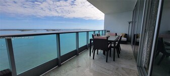 1331 Brickell Bay Dr in Miami, FL - Building Photo