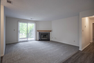 Hawthorn Club Apartments in Aurora, OH - Building Photo - Interior Photo