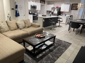 484 Cherimoya St in Fort Pierce, FL - Building Photo