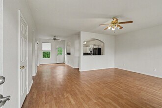 321 E Wilkins St in League City, TX - Foto de edificio - Building Photo