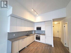 2481 Taunton Rd in Oakville, ON - Building Photo - Building Photo