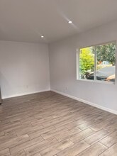 14643 Chatsworth St in Mission Hills, CA - Foto de edificio - Building Photo