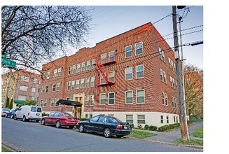 Carlyle Apartments in Seattle, WA - Building Photo - Building Photo