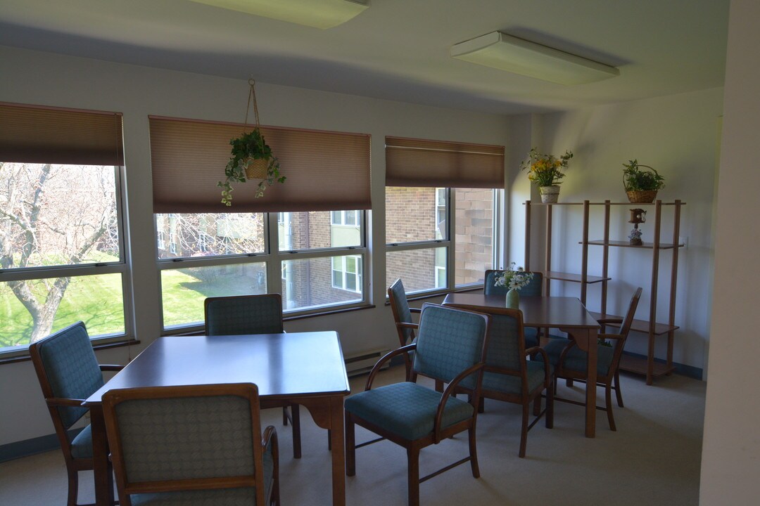 Lake Forest Apartments - 62+ Senior Housing in Oak Creek, WI - Foto de edificio