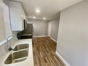 345 NE 168th St in North Miami Beach, FL - Building Photo - Building Photo
