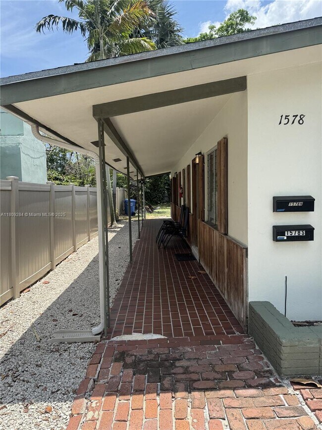 1578 NE 33rd St in Oakland Park, FL - Building Photo - Building Photo