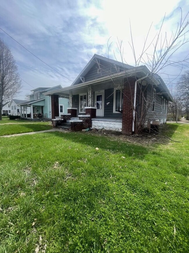 2105 W Jackson St in Muncie, IN - Building Photo - Building Photo