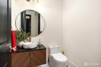 11 Hamilton Dr in East Windsor, NJ - Building Photo - Building Photo