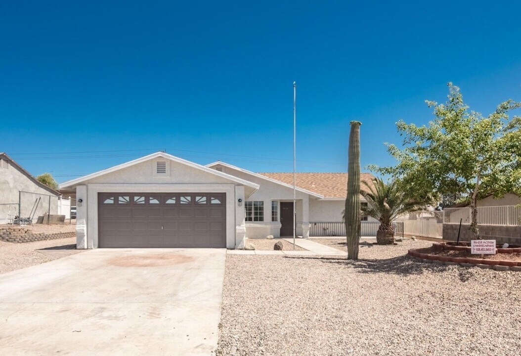 3176 Jamaica Blvd S in Lake Havasu City, AZ - Building Photo