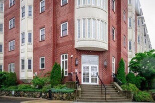 120 Wyllis Ave, Unit 319 in Everett, MA - Building Photo